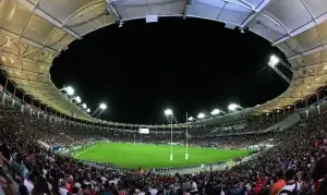 Stadium de Toulouse plein lors d’un match du Stade Toulousain en soirée